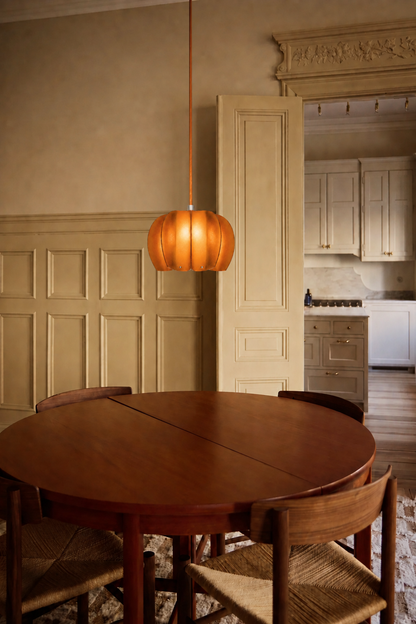 Suspension PÉTALE orange au-dessus d’une table